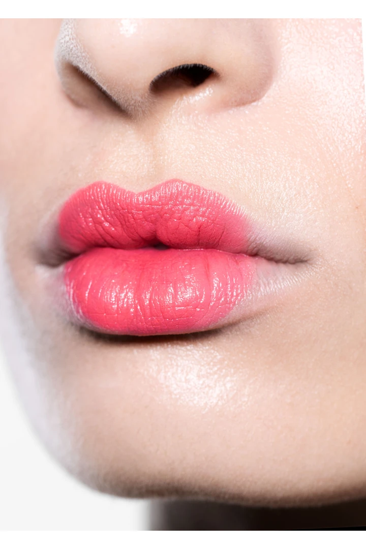 앤아더스토리즈 매트 립 컬러의 스트로베리 플레임컬러 ECOMLook입니다.