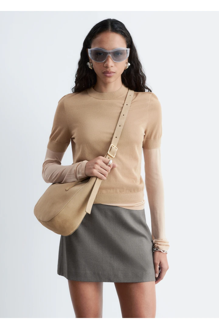 앤아더스토리즈 파인 니트 시어 탑의 베이지컬러 ECOMLook입니다.