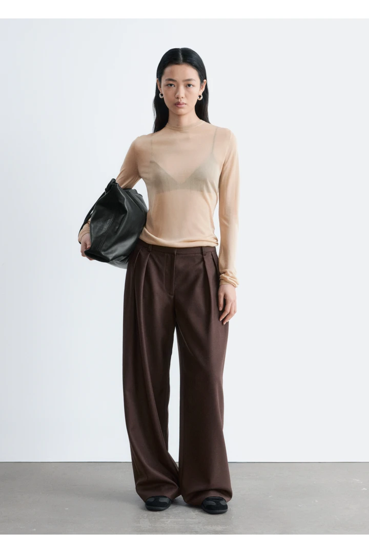 앤아더스토리즈 파인 니트 시어 탑의 베이지컬러 ECOMLook입니다.