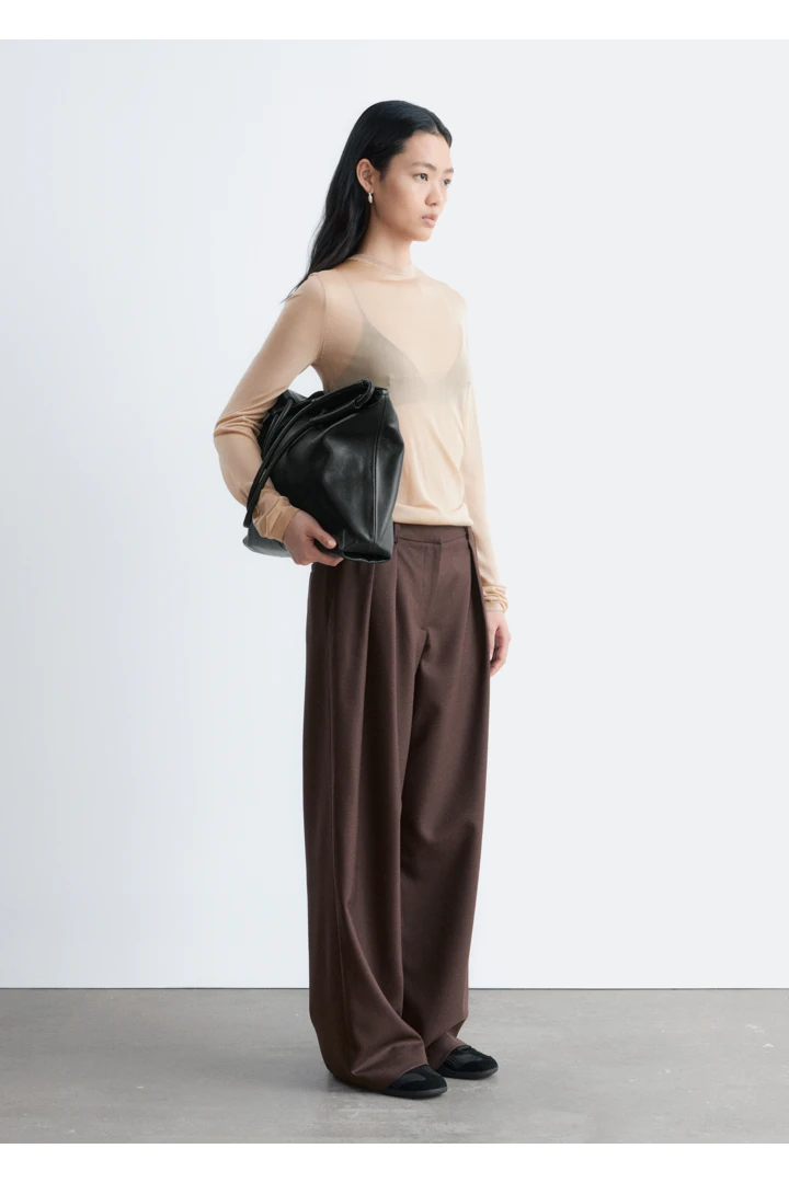 앤아더스토리즈 파인 니트 시어 탑의 베이지컬러 ECOMLook입니다.