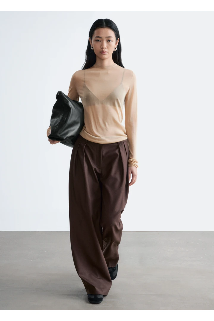 앤아더스토리즈 파인 니트 시어 탑의 베이지컬러 ECOMLook입니다.