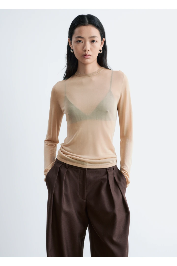 앤아더스토리즈 파인 니트 시어 탑의 베이지컬러 ECOMLook입니다.