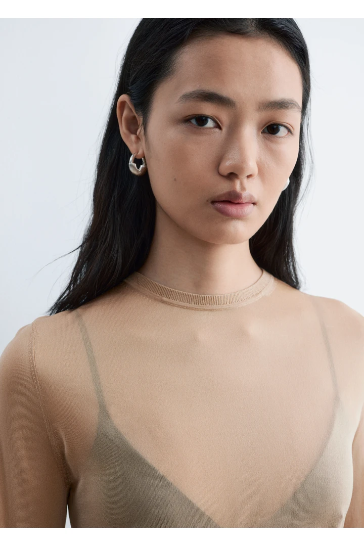 앤아더스토리즈 파인 니트 시어 탑의 베이지컬러 ECOMLook입니다.