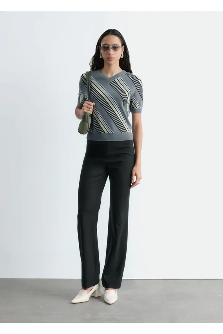 앤아더스토리즈 메리노 울 스트레이트 레그 트라우저의 블랙컬러 ECOMLook입니다.