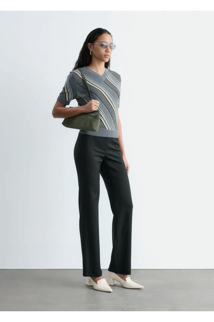 앤아더스토리즈 메리노 울 스트레이트 레그 트라우저의 블랙컬러 ECOMLook입니다.