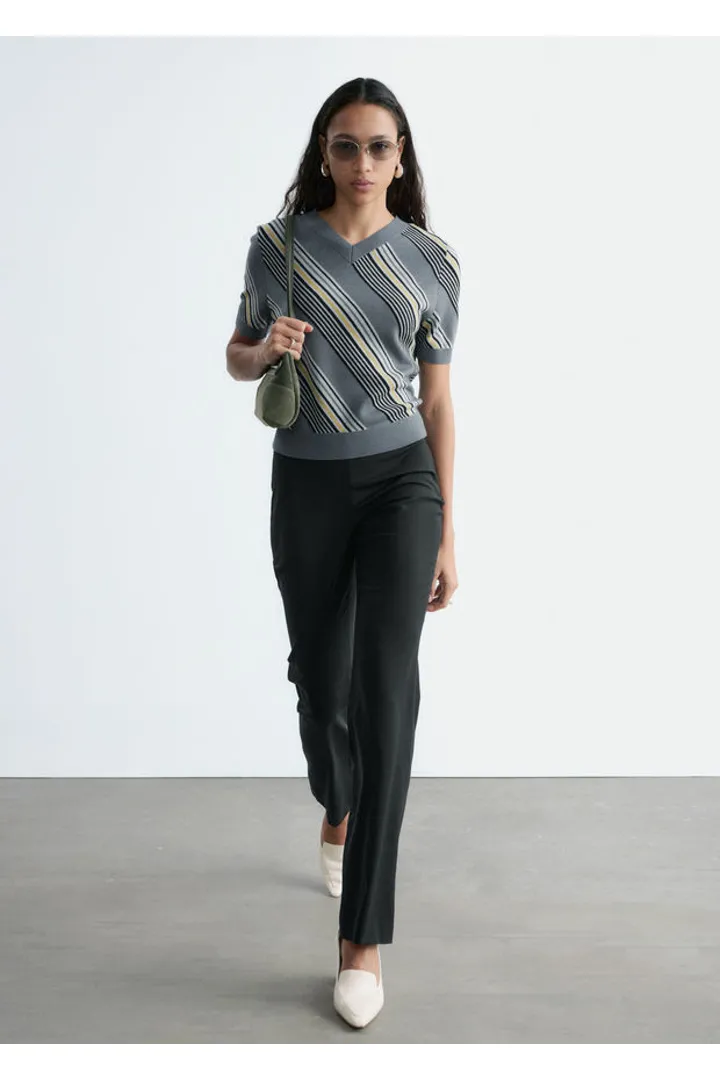 앤아더스토리즈 메리노 울 스트레이트 레그 트라우저의 블랙컬러 ECOMLook입니다.