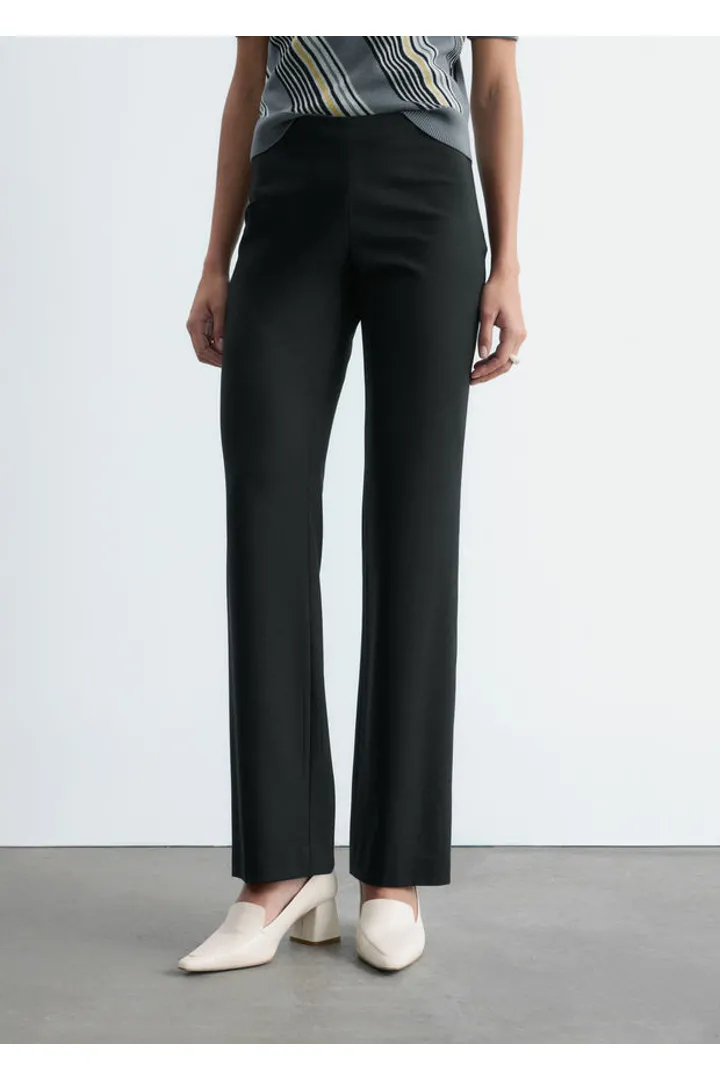 앤아더스토리즈 메리노 울 스트레이트 레그 트라우저의 블랙컬러 ECOMLook입니다.