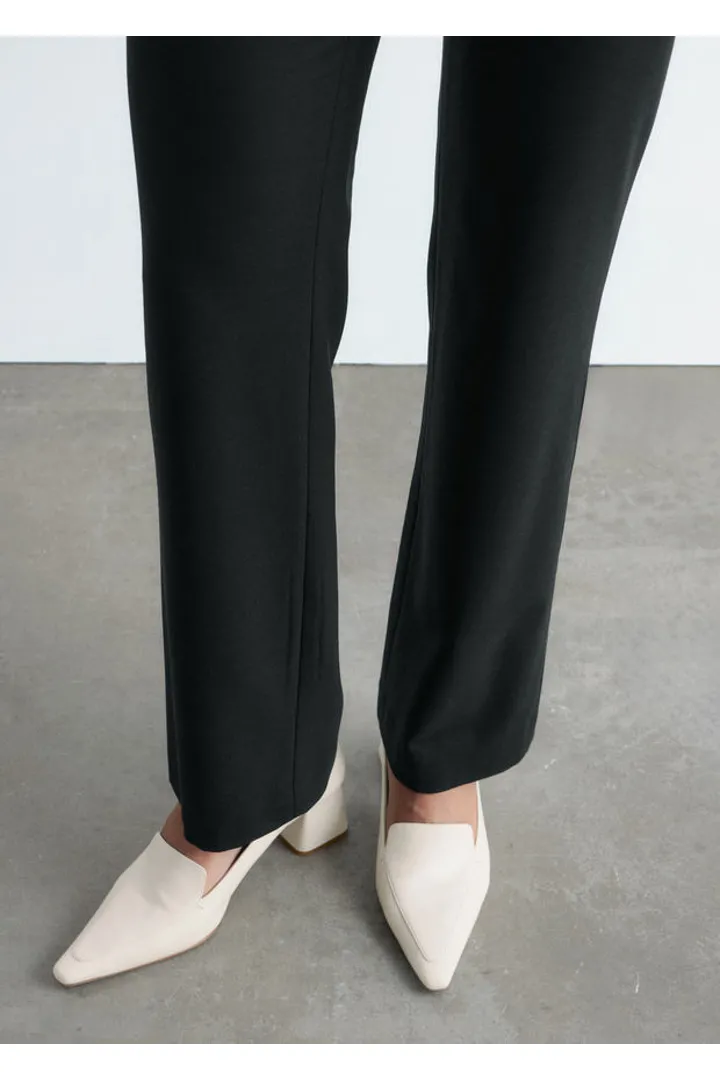 앤아더스토리즈 메리노 울 스트레이트 레그 트라우저의 블랙컬러 ECOMLook입니다.