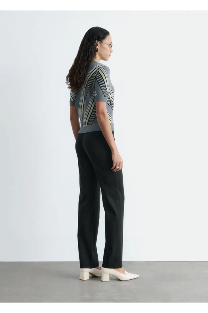 앤아더스토리즈 메리노 울 스트레이트 레그 트라우저의 블랙컬러 ECOMLook입니다.