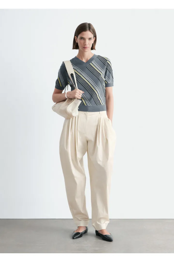 앤아더스토리즈 스트라이프 V 넥 울 티셔츠의 그레이-옐로우 스트라이프컬러 ECOMLook입니다.