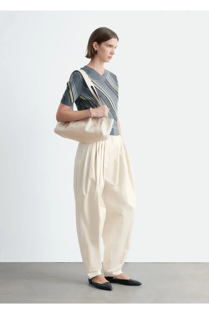 앤아더스토리즈 스트라이프 V 넥 울 티셔츠의 그레이-옐로우 스트라이프컬러 ECOMLook입니다.