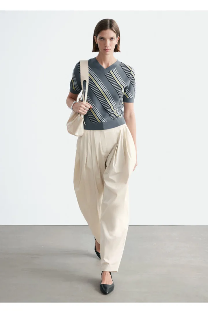 앤아더스토리즈 스트라이프 V 넥 울 티셔츠의 그레이-옐로우 스트라이프컬러 ECOMLook입니다.