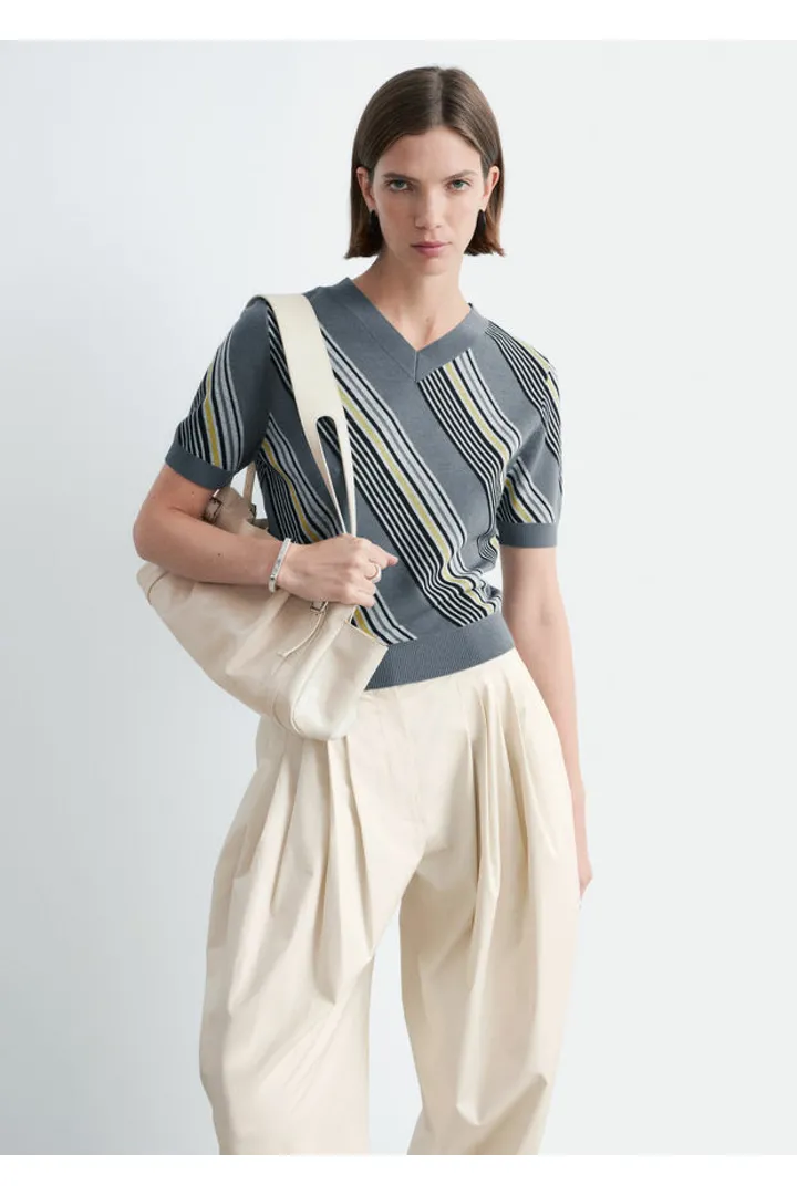 앤아더스토리즈 스트라이프 V 넥 울 티셔츠의 그레이-옐로우 스트라이프컬러 ECOMLook입니다.