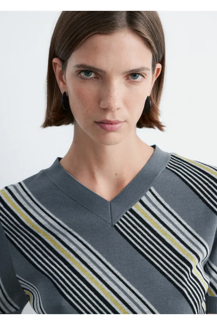 앤아더스토리즈 스트라이프 V 넥 울 티셔츠의 그레이-옐로우 스트라이프컬러 ECOMLook입니다.