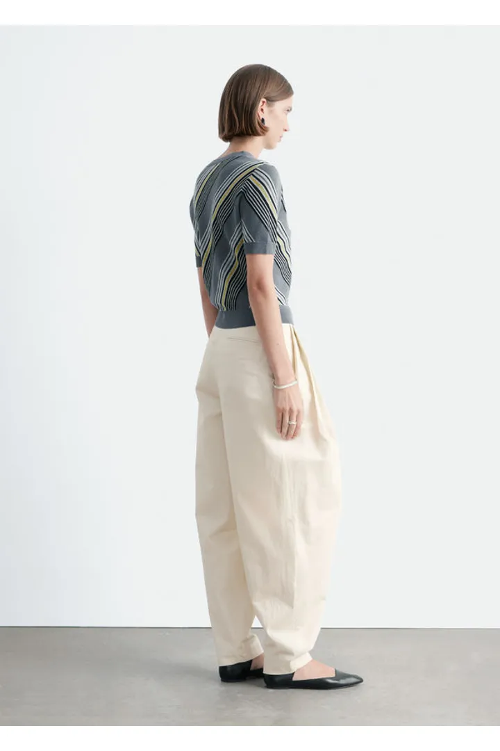 앤아더스토리즈 스트라이프 V 넥 울 티셔츠의 그레이-옐로우 스트라이프컬러 ECOMLook입니다.