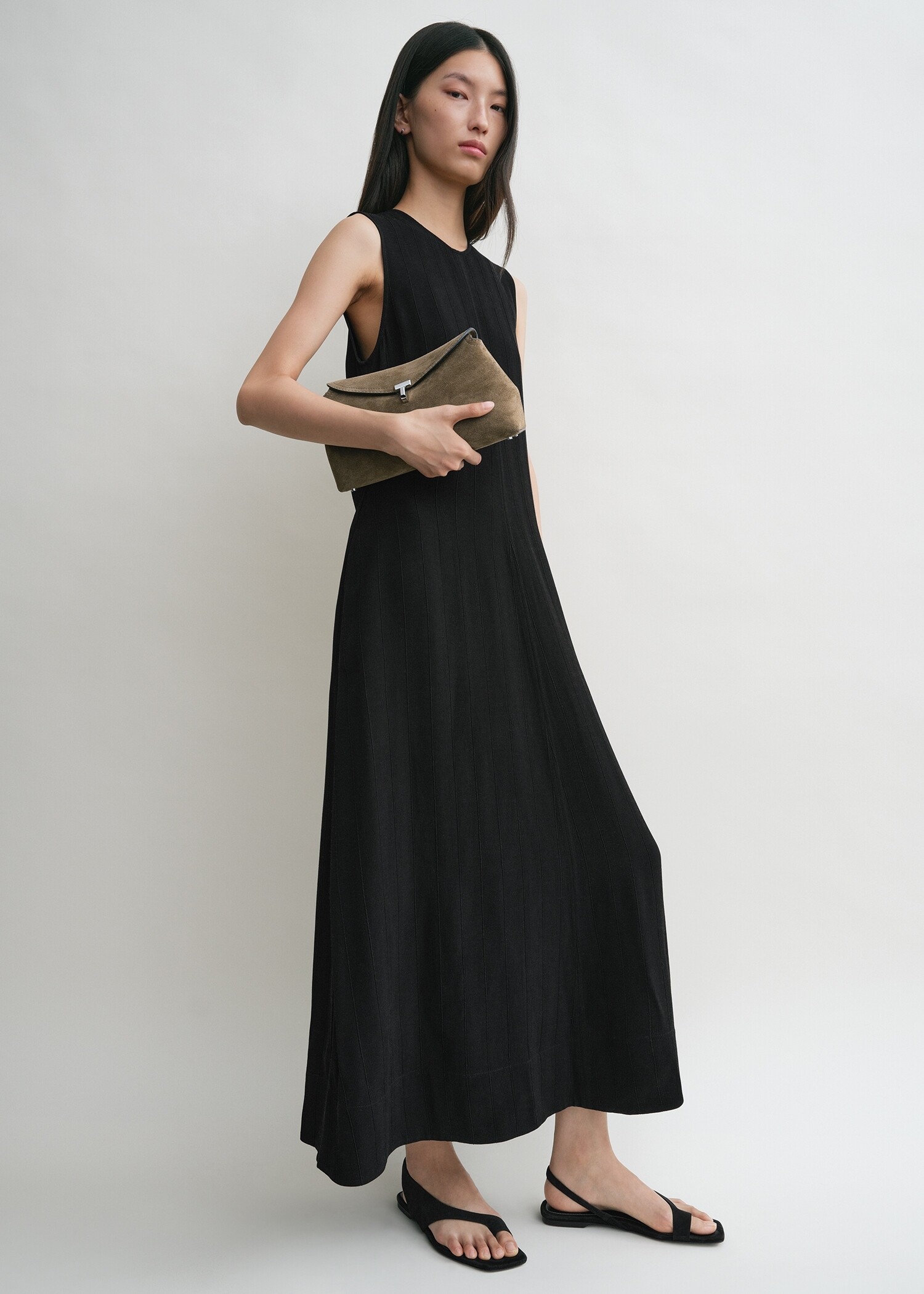 TOTEME 티-락 스웨이드 클러치 타바코의 타바코컬러 1번쨰 이미지입니다.