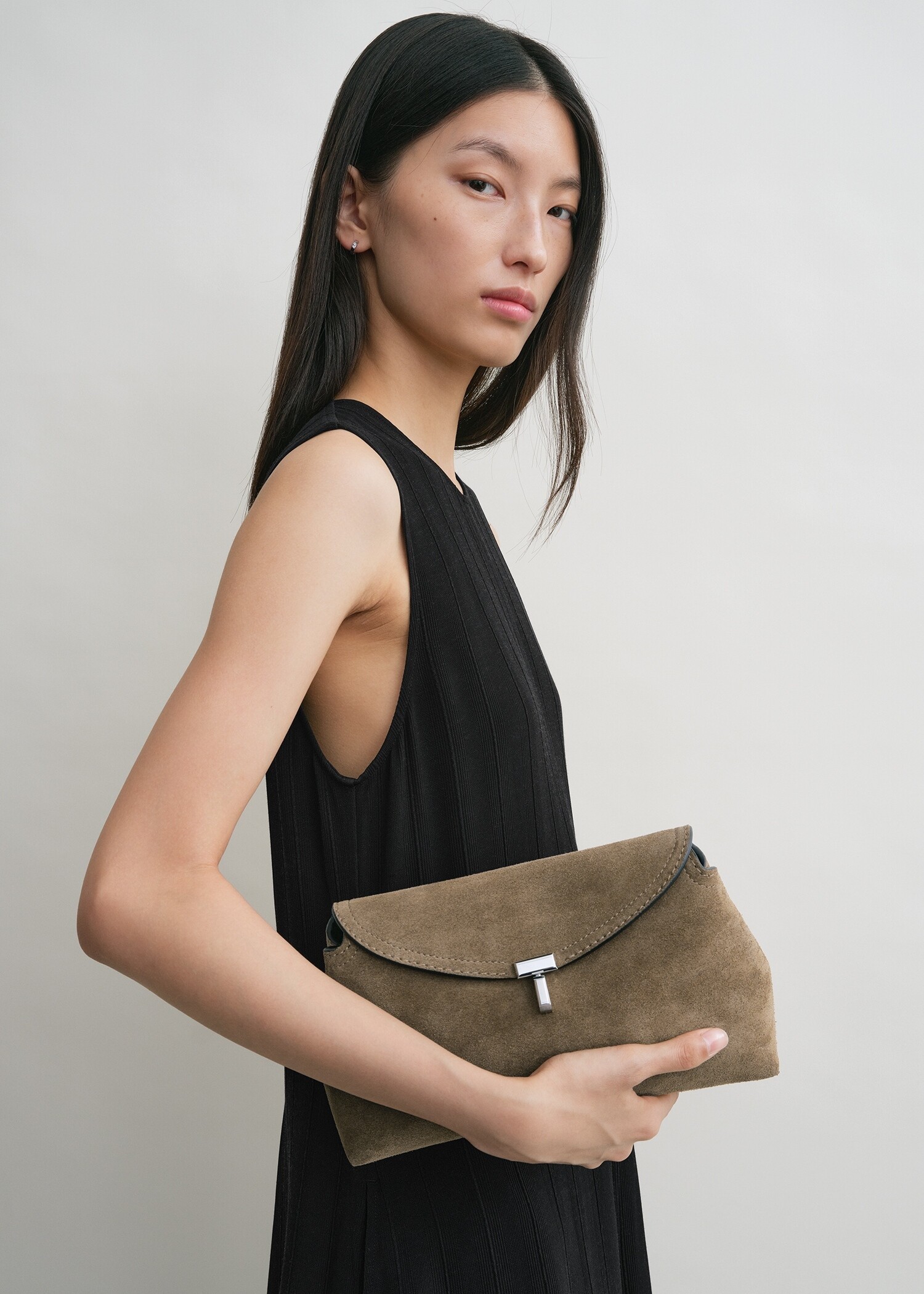 TOTEME 티-락 스웨이드 클러치 타바코의 타바코컬러 3번쨰 이미지입니다.