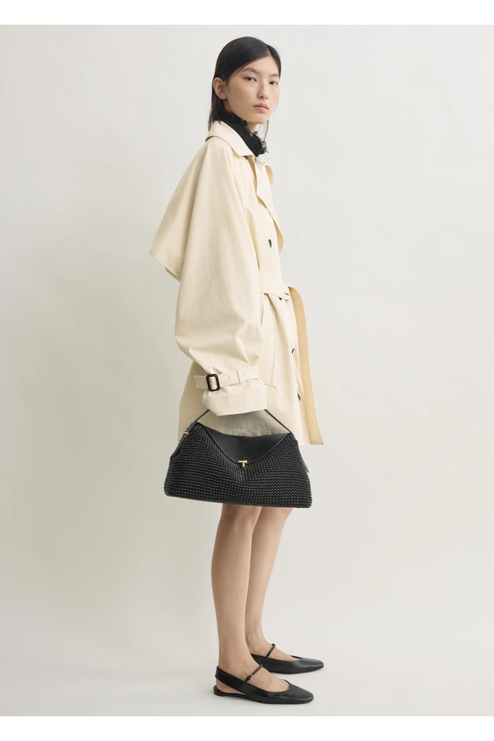 TOTEME 티-락 우븐 레더 탑 핸들 블랙의 블랙컬러 1번쨰 이미지입니다.