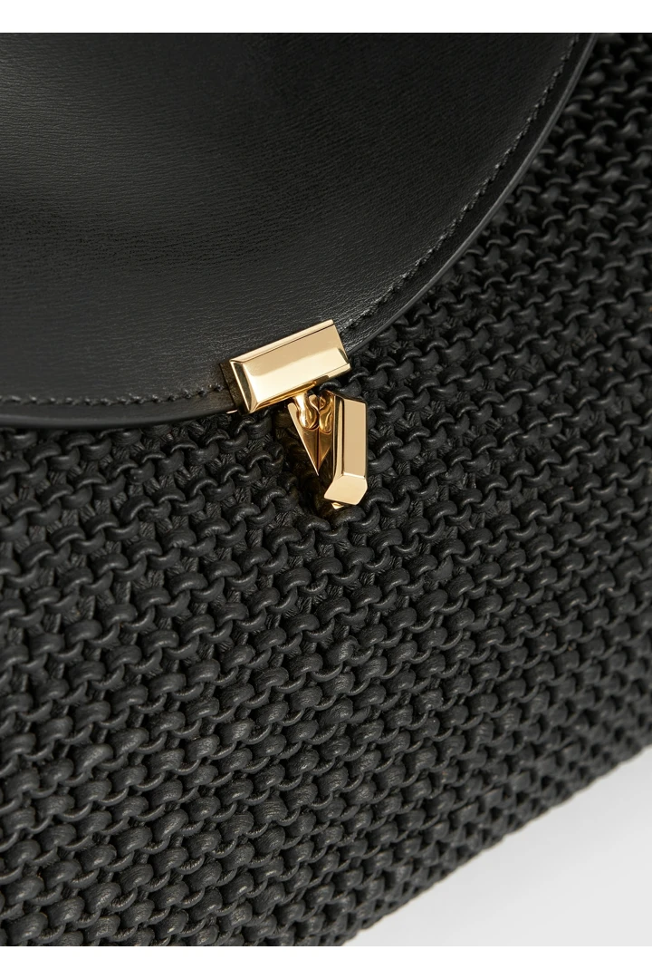 TOTEME 티-락 우븐 레더 탑 핸들 블랙의 블랙컬러 3번쨰 이미지입니다.