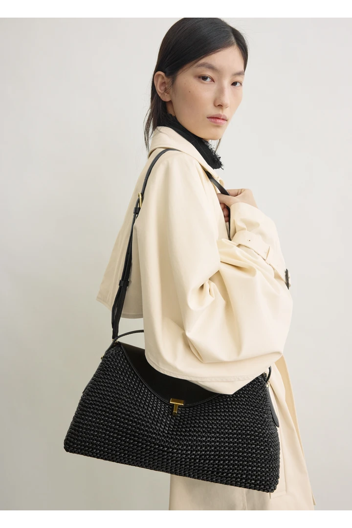 TOTEME 티-락 우븐 레더 탑 핸들 블랙의 블랙컬러 2번쨰 이미지입니다.