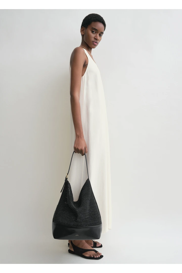 TOTEME 우븐 레더 벨티드 토트백 블랙의 블랙컬러 1번쨰 이미지입니다.