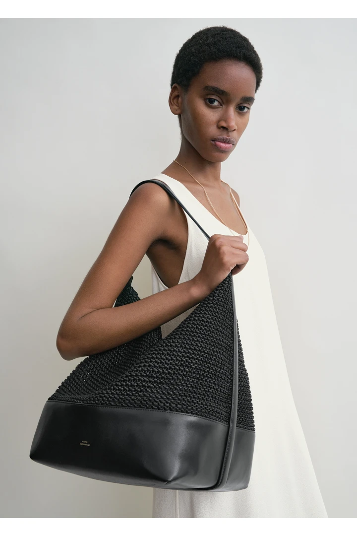 TOTEME 우븐 레더 벨티드 토트백 블랙의 블랙컬러 2번쨰 이미지입니다.