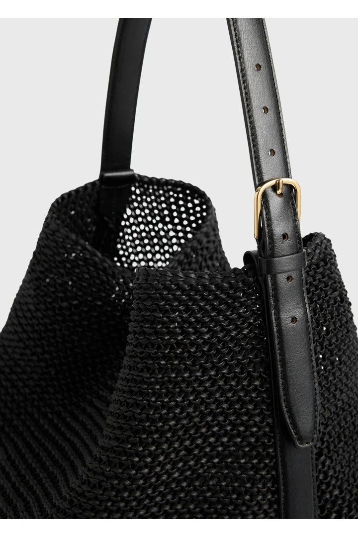 TOTEME 우븐 레더 벨티드 토트백 블랙의 블랙컬러 3번쨰 이미지입니다.