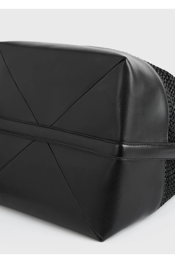 TOTEME 우븐 레더 벨티드 토트백 블랙의 블랙컬러 4번쨰 이미지입니다.