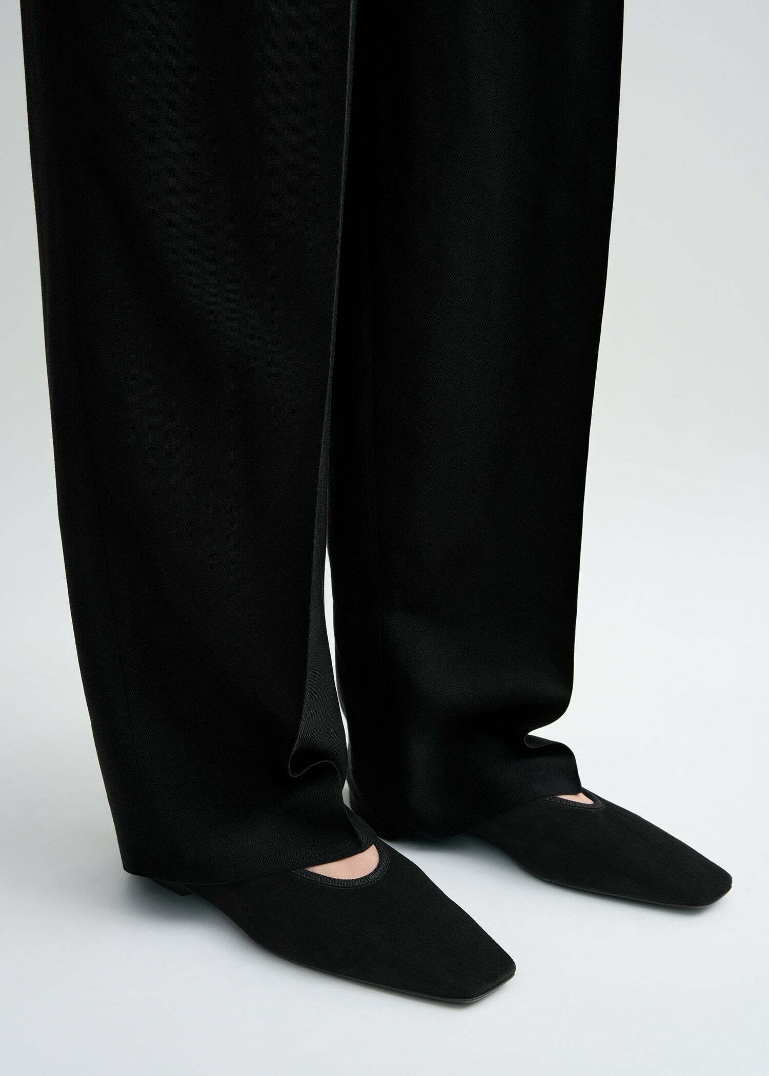 TOTEME 미니멀리스트 스웨이드 발레리나 플랫 블랙의 블랙컬러 1번쨰 이미지입니다.