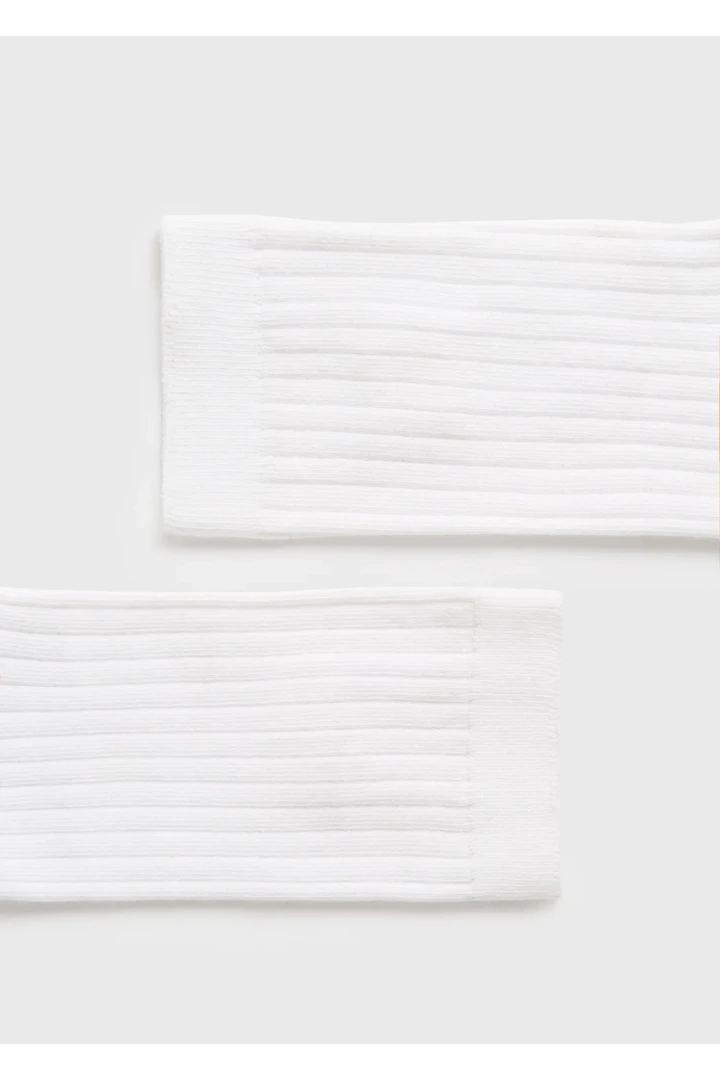 TOTEME 크루 삭스 화이트의 화이트컬러 1번쨰 이미지입니다.