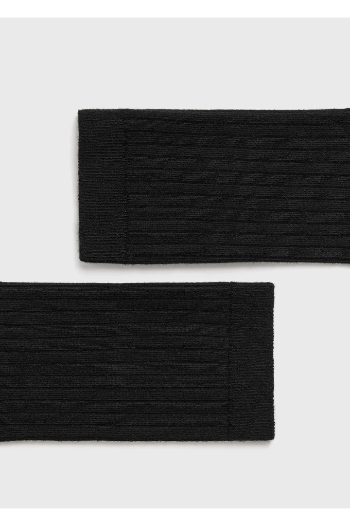 TOTEME 크루 삭스 블랙의 블랙컬러 1번쨰 이미지입니다.