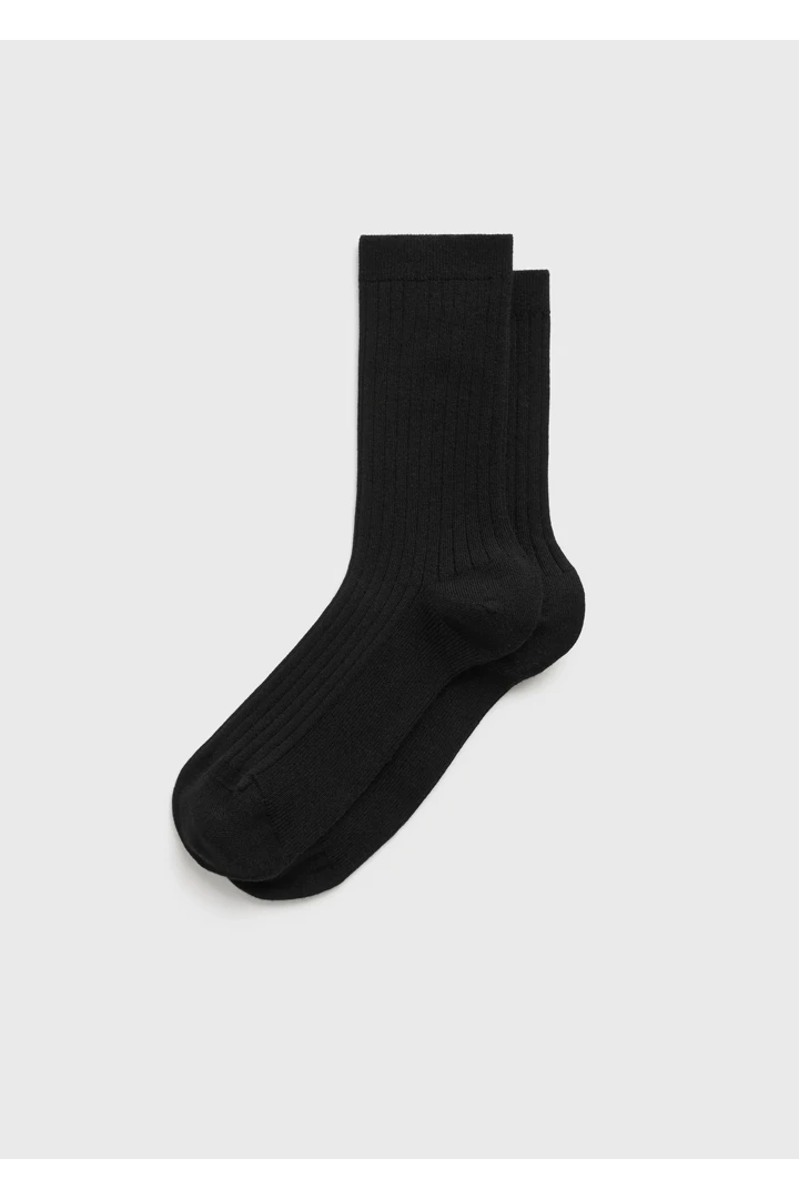 TOTEME 크루 삭스 블랙의 블랙컬러 2번쨰 이미지입니다.