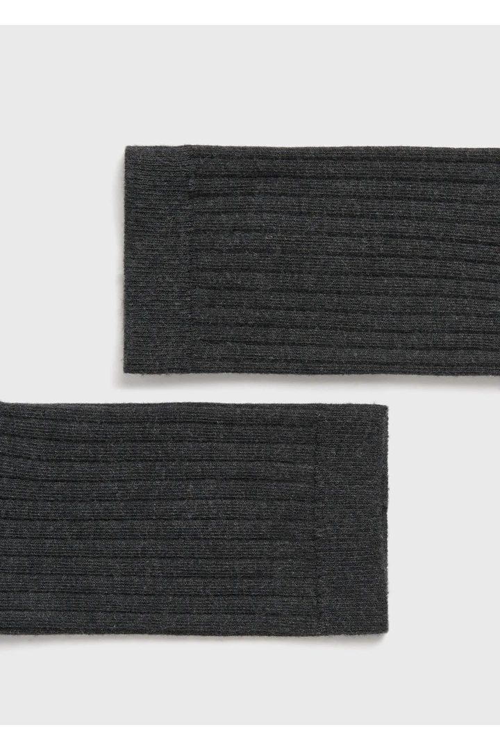 TOTEME 크루 삭스 다크 그레이의 다크 그레이컬러 1번쨰 이미지입니다.