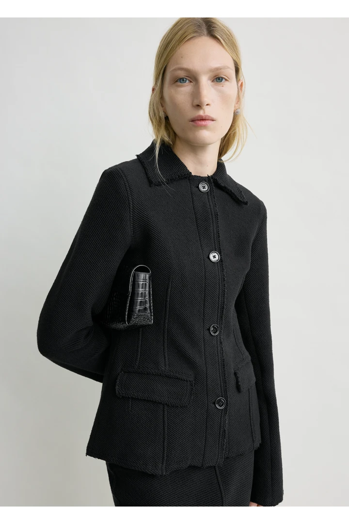 TOTEME 로우 헴 코튼 재킷 블랙의 블랙컬러 3번쨰 이미지입니다.