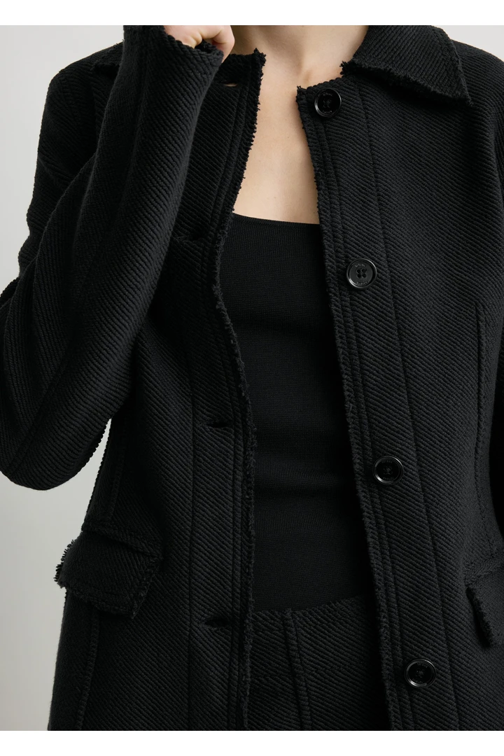 TOTEME 로우 헴 코튼 재킷 블랙의 블랙컬러 4번쨰 이미지입니다.