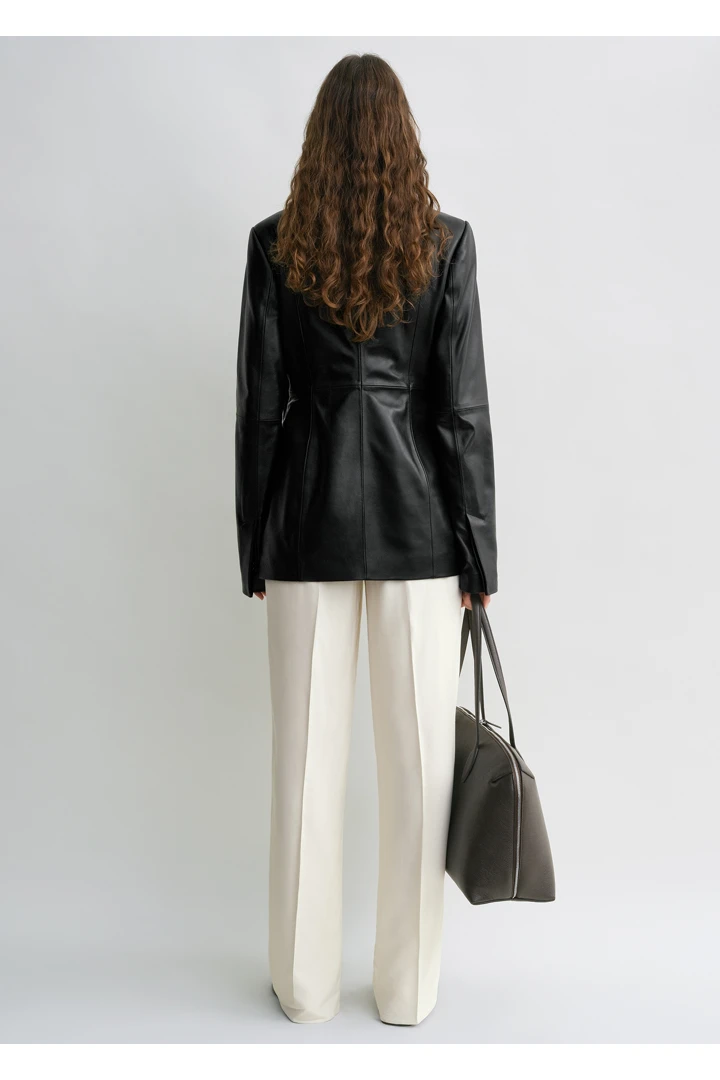TOTEME 칼라리스 레더 재킷 블랙의 블랙컬러 2번쨰 이미지입니다.