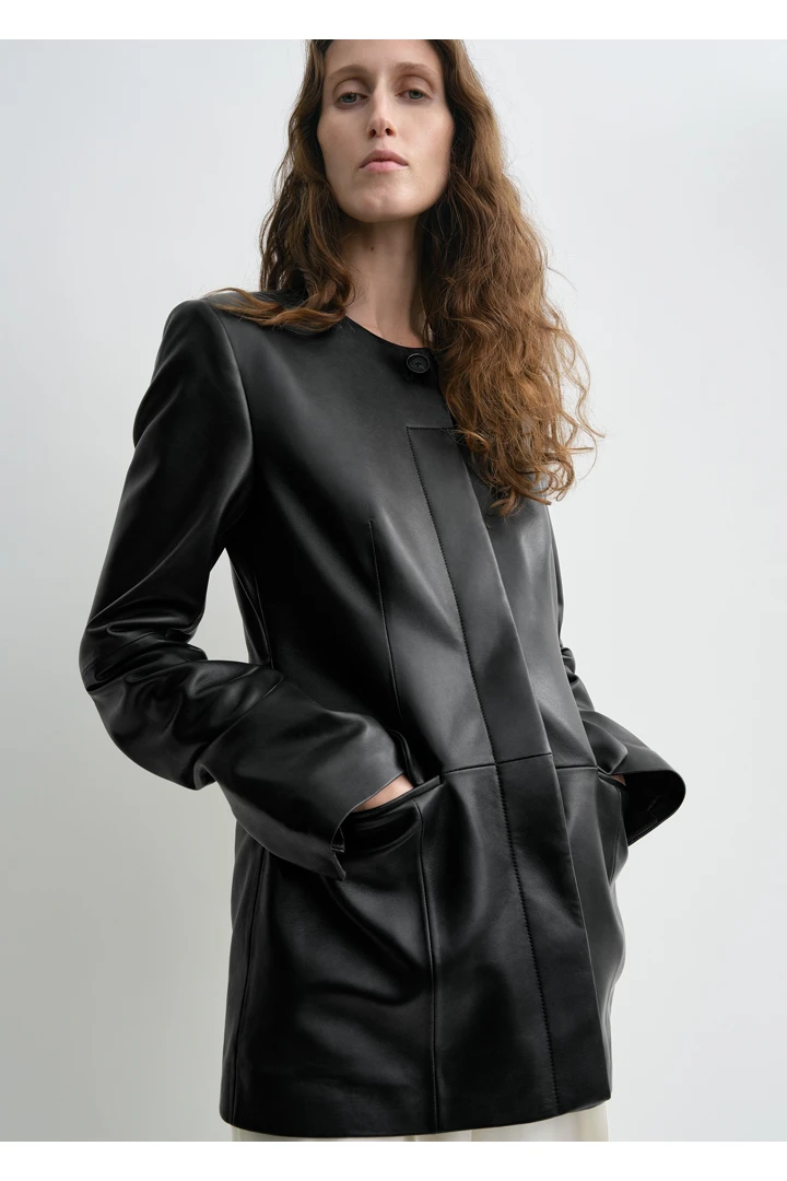 TOTEME 칼라리스 레더 재킷 블랙의 블랙컬러 3번쨰 이미지입니다.