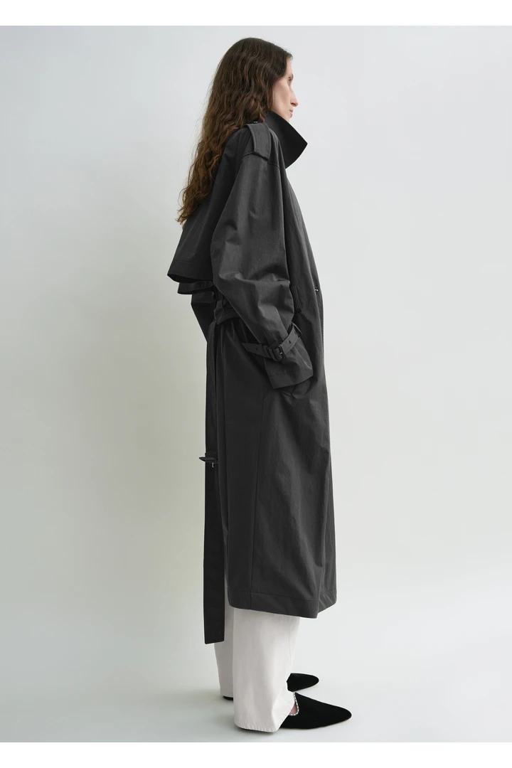 TOTEME 크리스프 썸머 트렌치 워시드 블랙의 워시드 블랙컬러 1번쨰 이미지입니다.