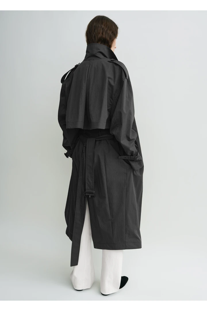 TOTEME 크리스프 썸머 트렌치 워시드 블랙의 워시드 블랙컬러 2번쨰 이미지입니다.