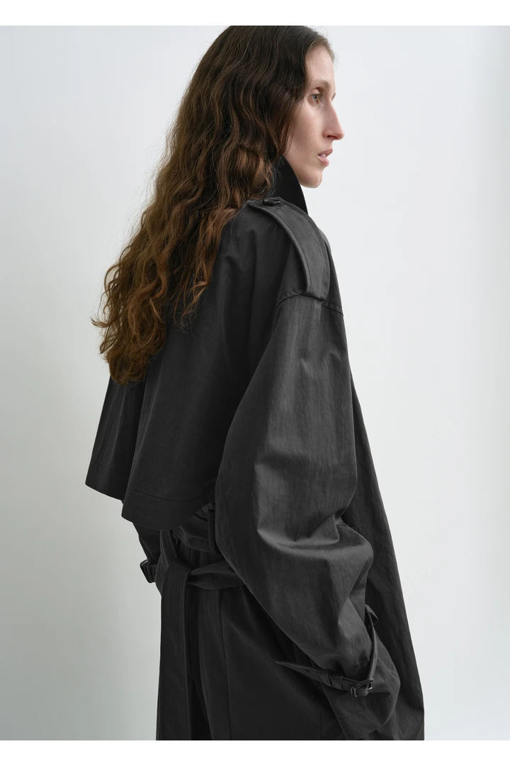 TOTEME 크리스프 썸머 트렌치 워시드 블랙의 워시드 블랙컬러 3번쨰 이미지입니다.