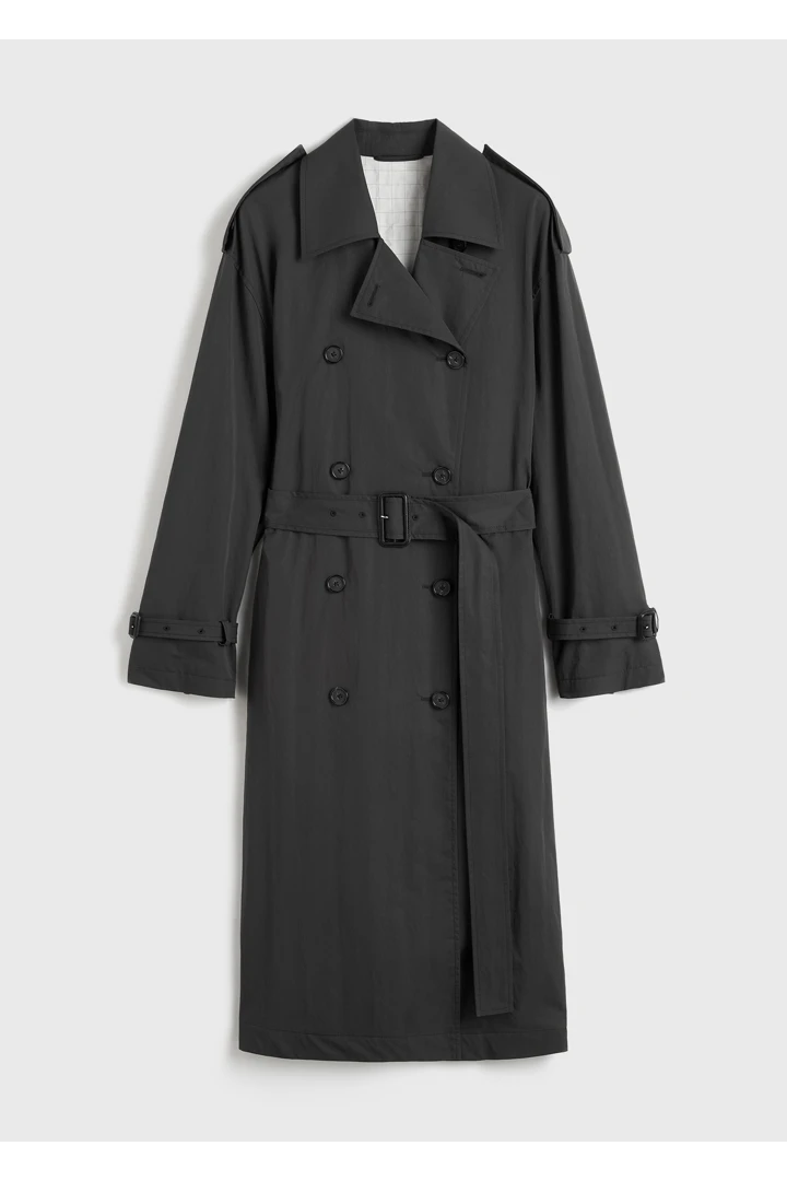 TOTEME 크리스프 썸머 트렌치 워시드 블랙의 워시드 블랙컬러 4번쨰 이미지입니다.