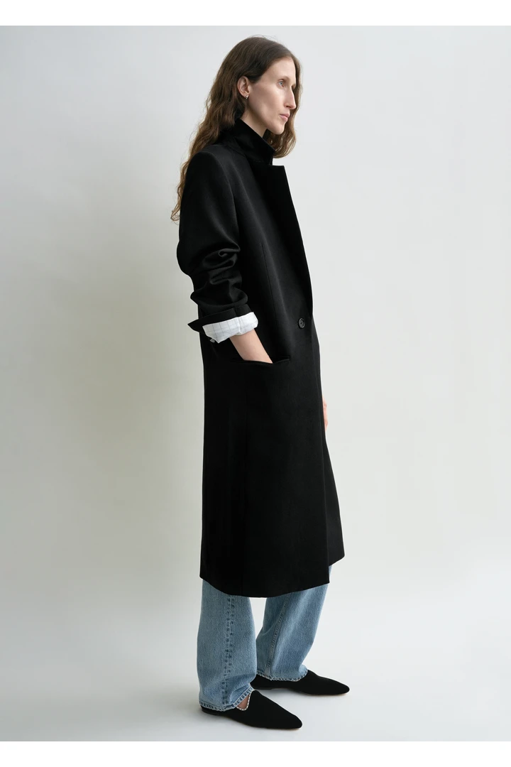 TOTEME 클래식 테일러드 코트 블랙의 블랙컬러 1번쨰 이미지입니다.