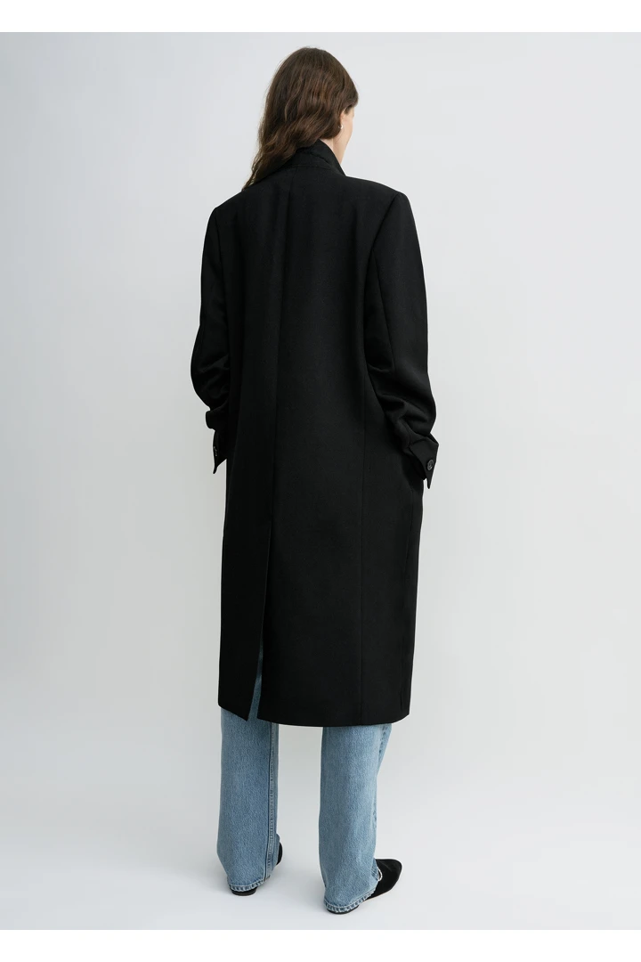 TOTEME 클래식 테일러드 코트 블랙의 블랙컬러 2번쨰 이미지입니다.