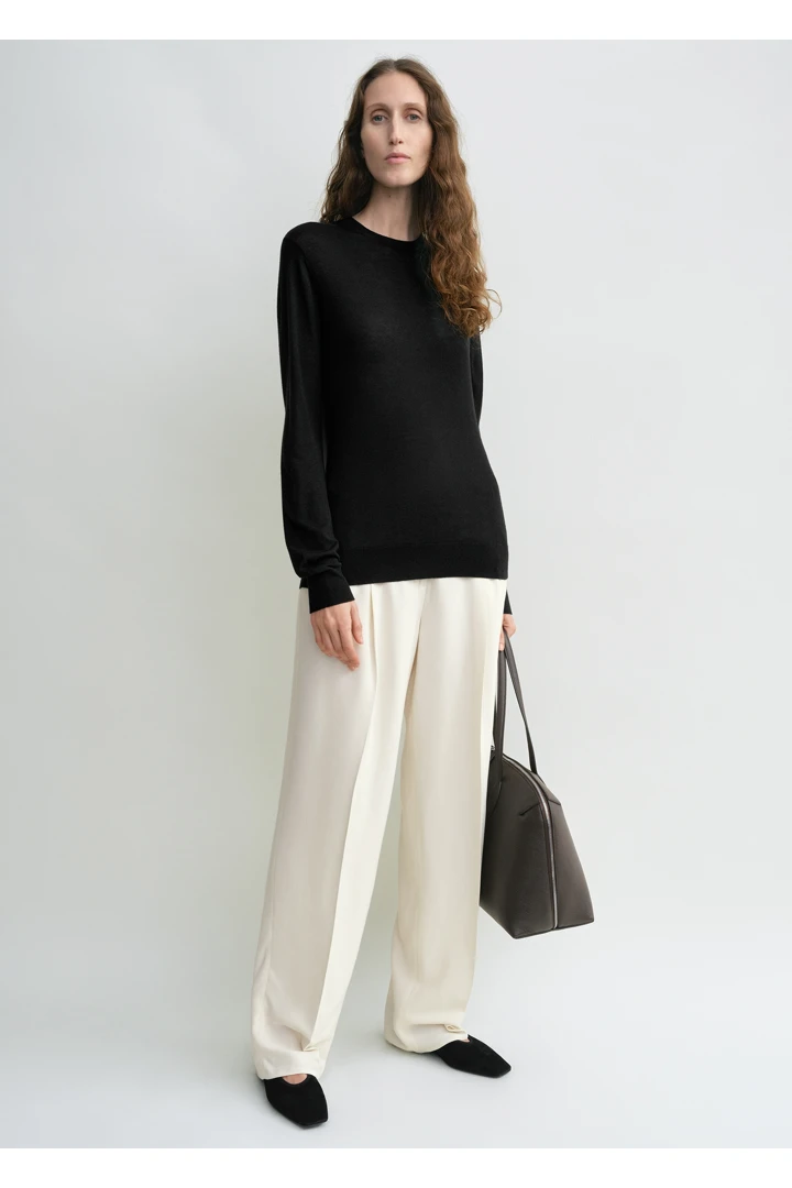 TOTEME 파인 크루 니트 블랙의 블랙컬러 1번쨰 이미지입니다.