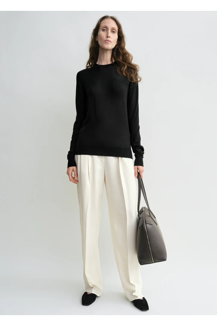 TOTEME 파인 크루 니트 블랙의 블랙컬러 0번쨰 이미지입니다.