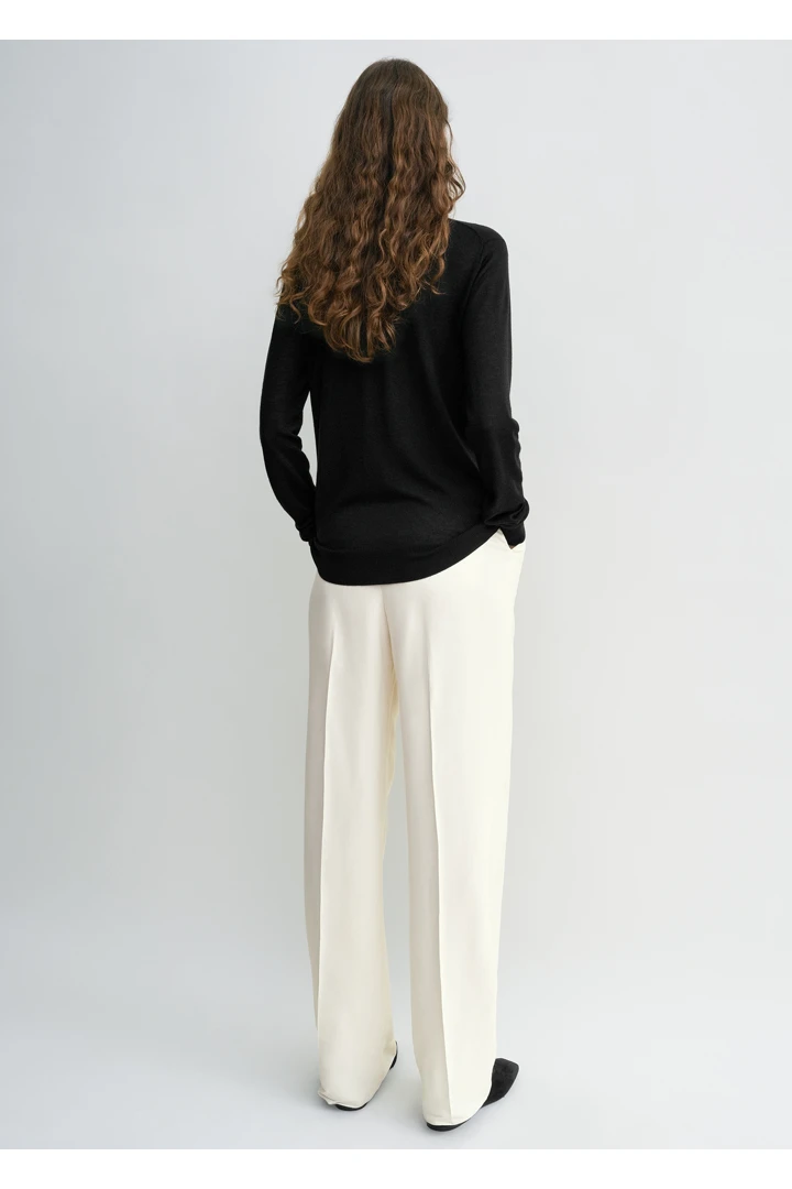 TOTEME 파인 크루 니트 블랙의 블랙컬러 2번쨰 이미지입니다.