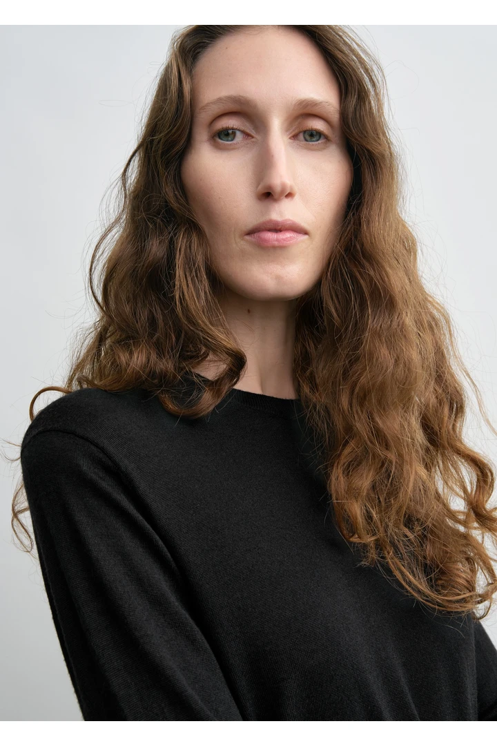 TOTEME 파인 크루 니트 블랙의 블랙컬러 3번쨰 이미지입니다.