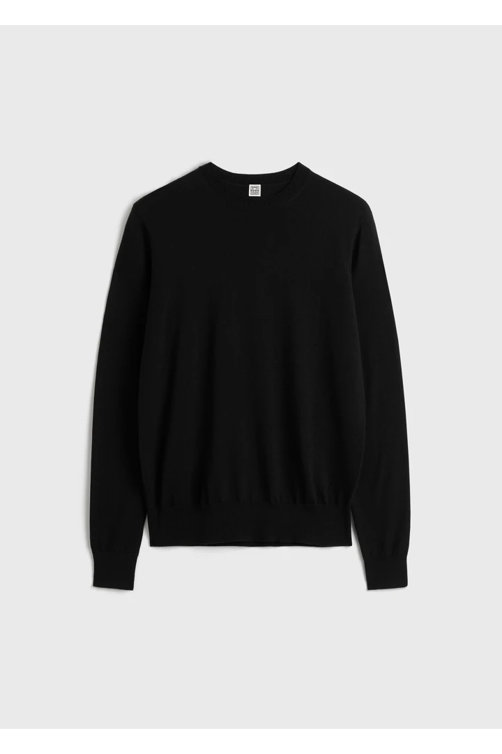 TOTEME 파인 크루 니트 블랙의 블랙컬러 4번쨰 이미지입니다.