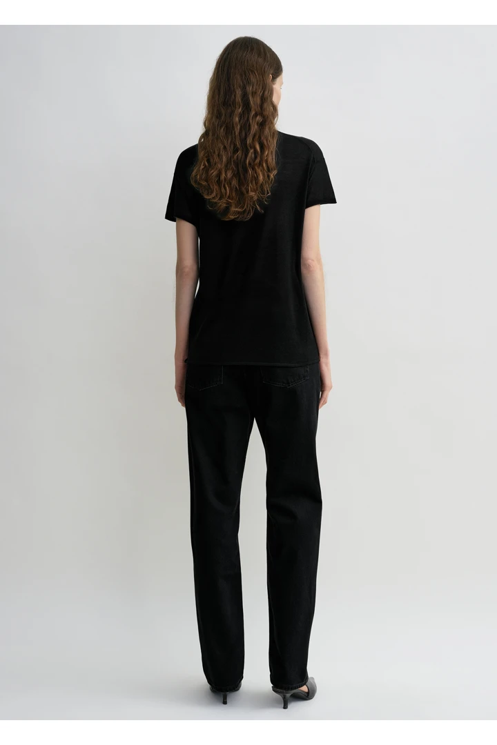 TOTEME 실크 티셔츠 블랙의 블랙컬러 2번쨰 이미지입니다.