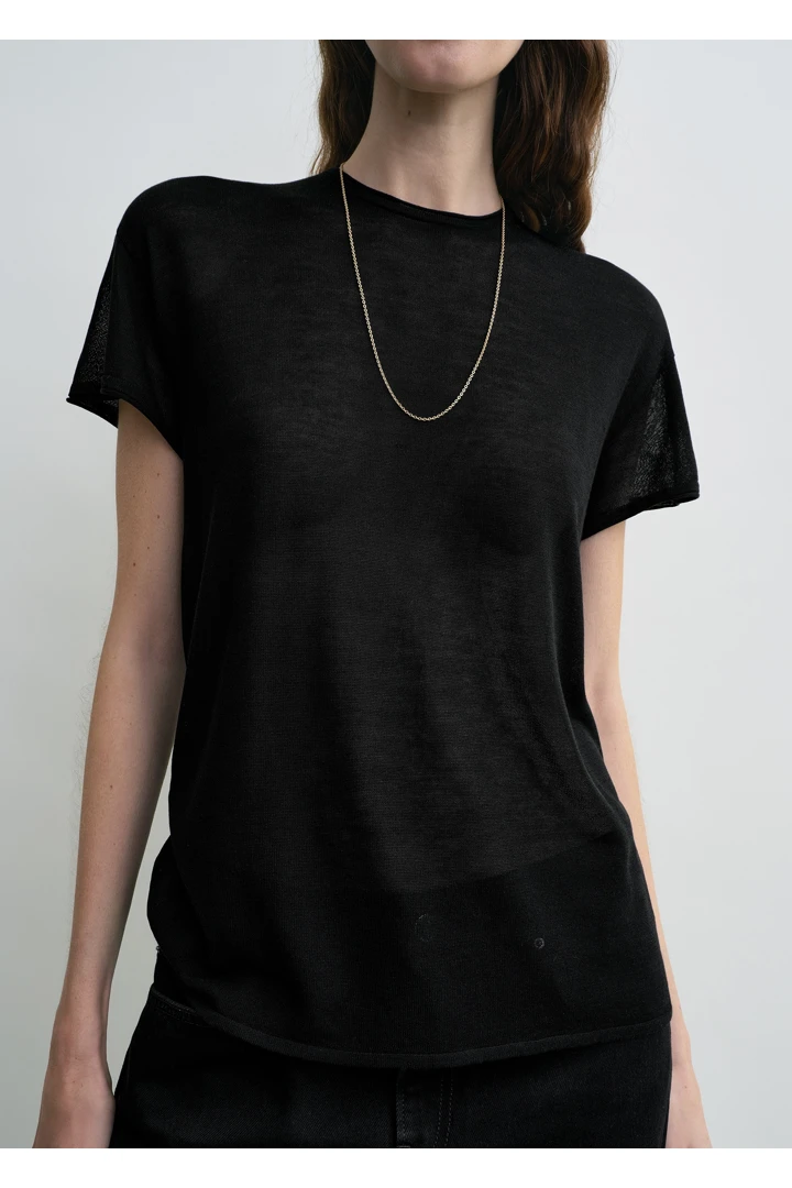 TOTEME 실크 티셔츠 블랙의 블랙컬러 3번쨰 이미지입니다.